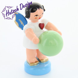 Herzengel stehend mit Gymnastikball, blaue Flügel