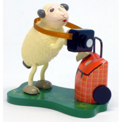 Schaf "Touri" mit Koffer und Fotoapparat