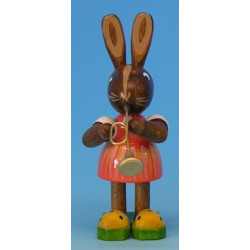 Osterhasenmädchen mit Trompete