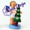 Engel stehend mit Weihnachtsbaum, blaue Flügel