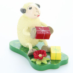 Schaf "Jubilari", bekommt Geschenke
