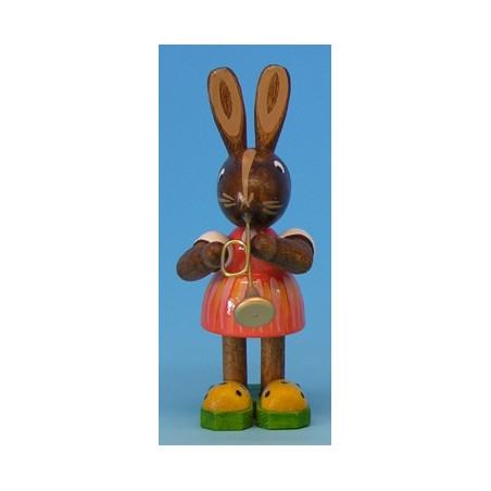 Osterhasenmädchen mit Trompete