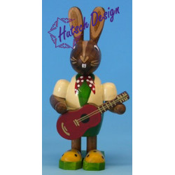 Osterhasenjunge mit Gitarre