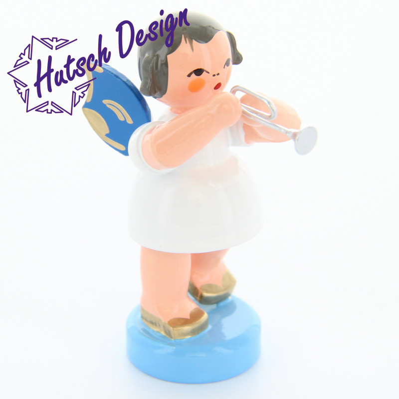 Engel stehend mit Piccolotrompete, blaue Flügel