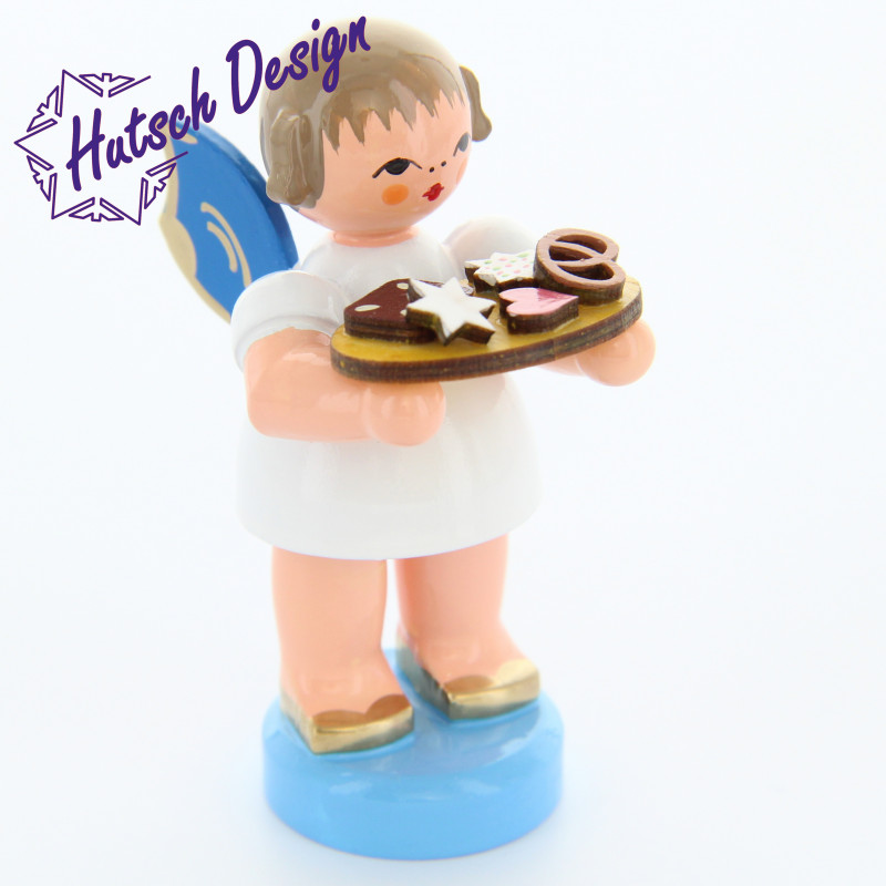 Engel stehend mit Lebkuchenblech, blaue Flügel