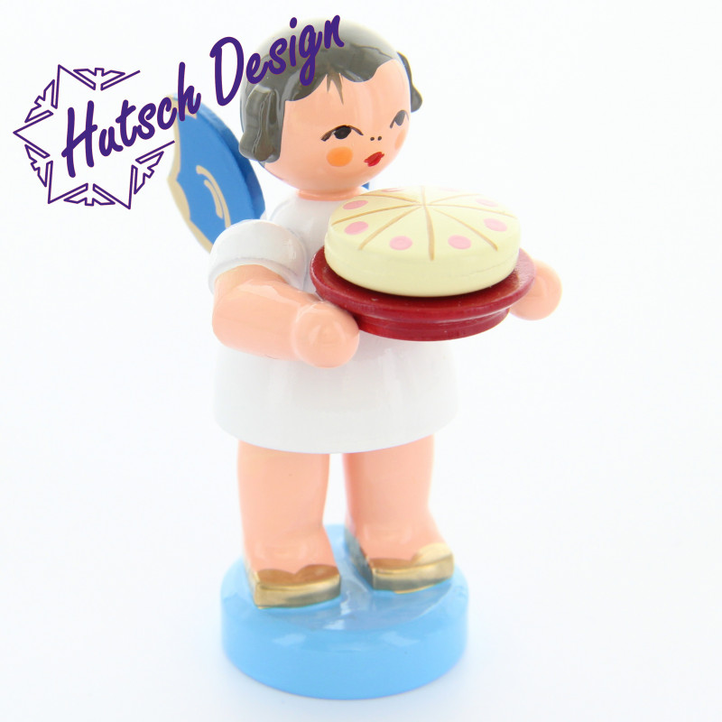 Engel stehend mit Torte, blaue Flügel