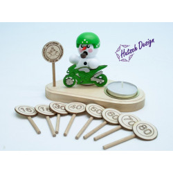 Kerzenhalter Biker weiß mit grünem Bike & Schild 8cm