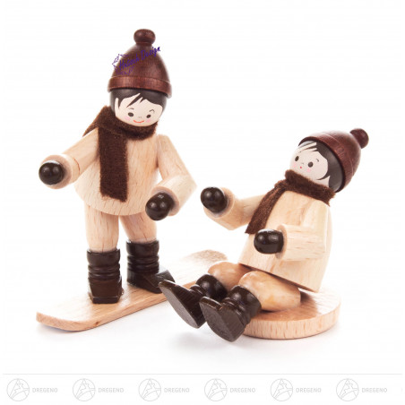 Kinder mit Snowboard und Rutscher natur