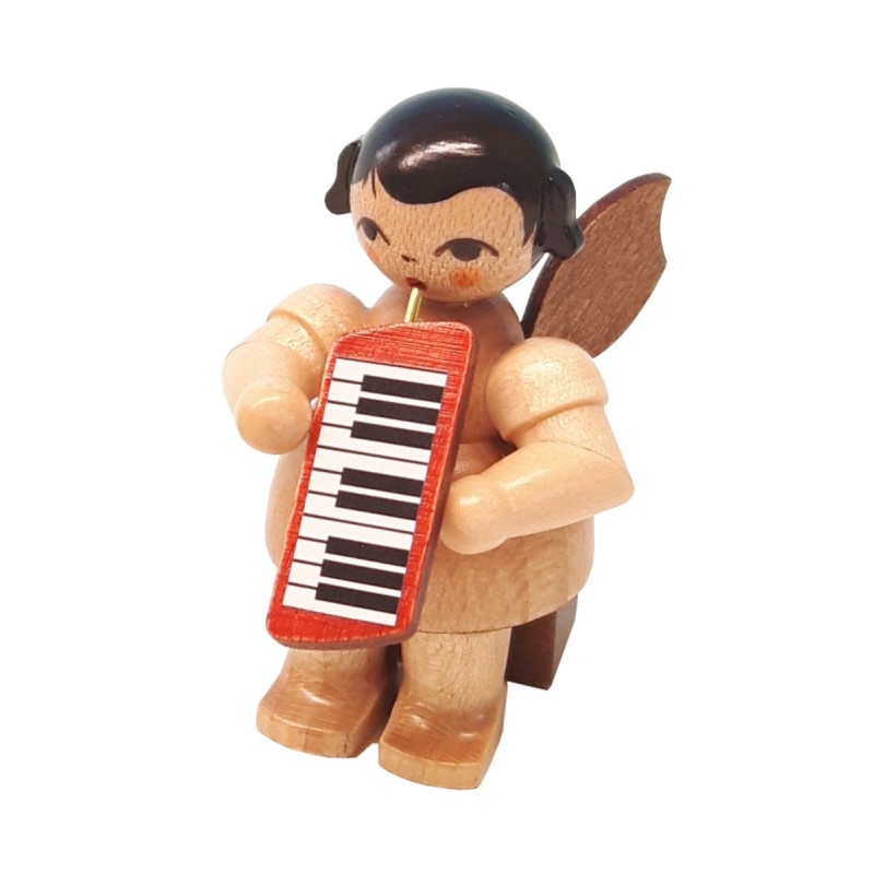 Engel sitzend mit Melodica, natur