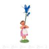 Blumenmädchen mit blauer Glockenblume mit Knospe