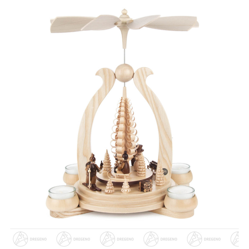 Pyramide mit Wintersportlern, für Teelichte