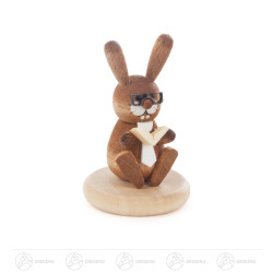 Hase mit Buch auf Sockel...