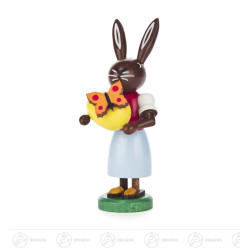 Häsin mit Ei und Schmetterling