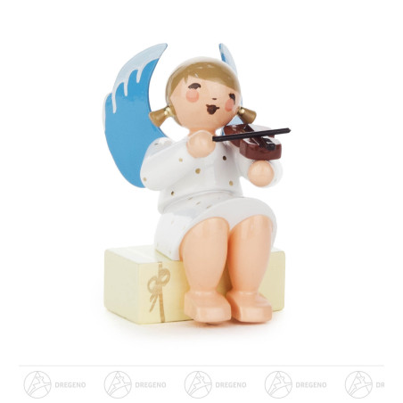 Engel mit Geige auf Geschenkpaket sitzend 5cm