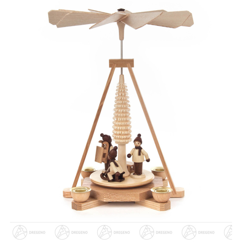 Pyramide mit Schlittenkindern natur