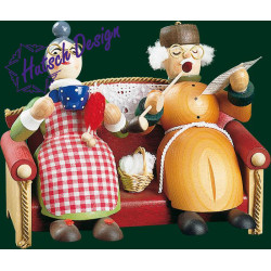 Oma und Opa auf Sofa  13 cm