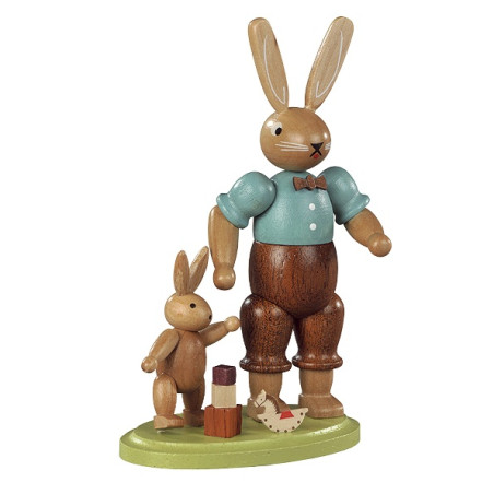 Hasenvater mit spielendem Kind