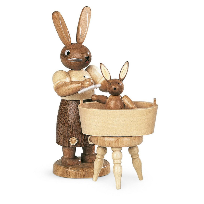 Hasenmutter mit badendem Kind