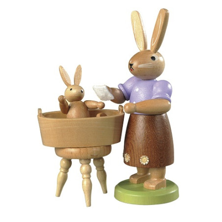 Hasenmutter mit badendem Kind