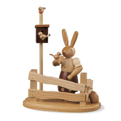 Hasenfrau am Gartenzaun