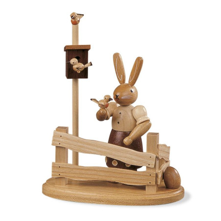 Hasenfrau am Gartenzaun