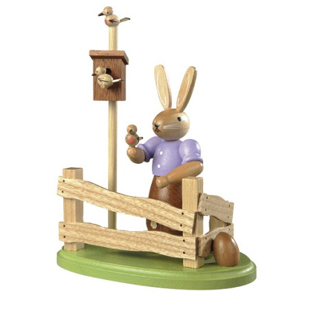 Hasenfrau am Gartenzaun