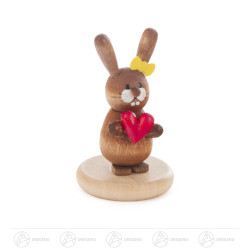 Hase mit Herz auf Sockel...