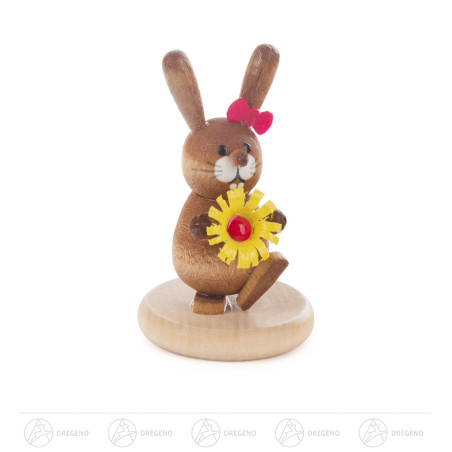 Hase mit Blume auf Sockel farbig, lasiert 5cm