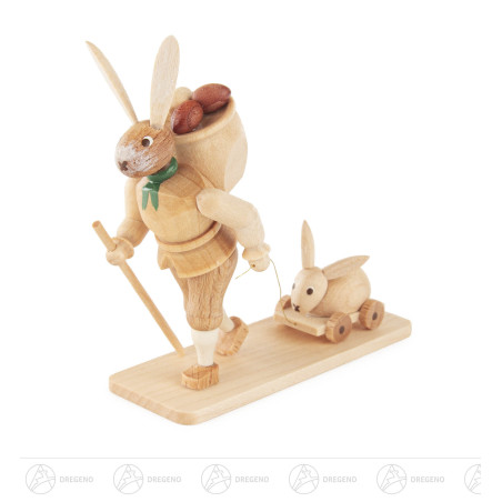 Osterhase mit Korb, natur auf Sockel