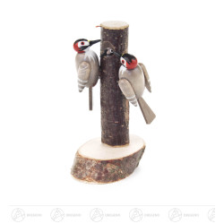 Stamm mit Buntspechtfamilie...