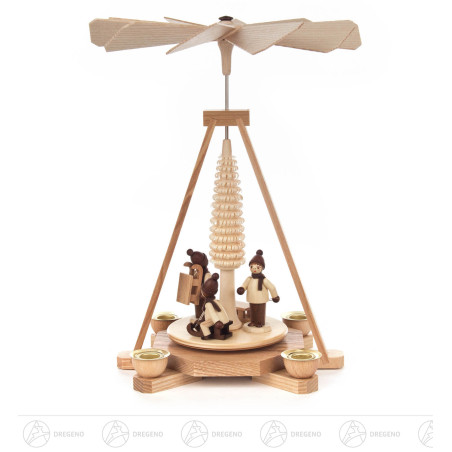 Pyramide mit Schlittenkindern natur