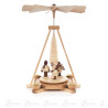 Pyramide mit Laternenkindern natur