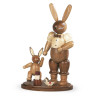 Hasenvater mit spielendem Kind