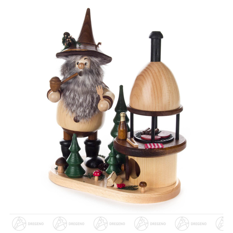 Räuchermann Wichtel am Grillofen