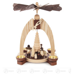 Pyramide mit Waldleuten...